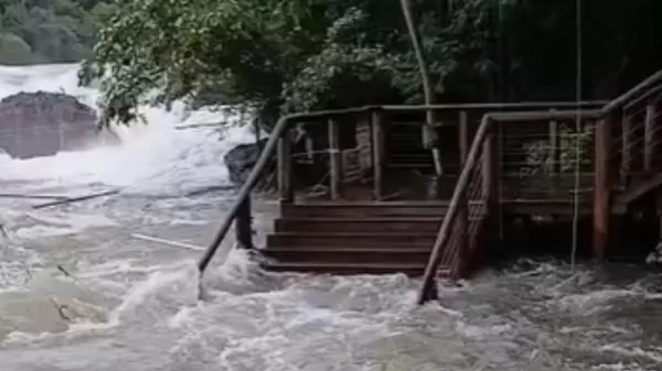 Chuva forte faz Rio Paranapanema subir e prefeitura interdita acesso às margens em parques de Piraju