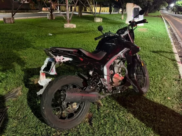 Dois adolescentes de 17 anos tentam fugir da Polícia Militar, caem de motocicleta e são apreendidos em Ourinhos