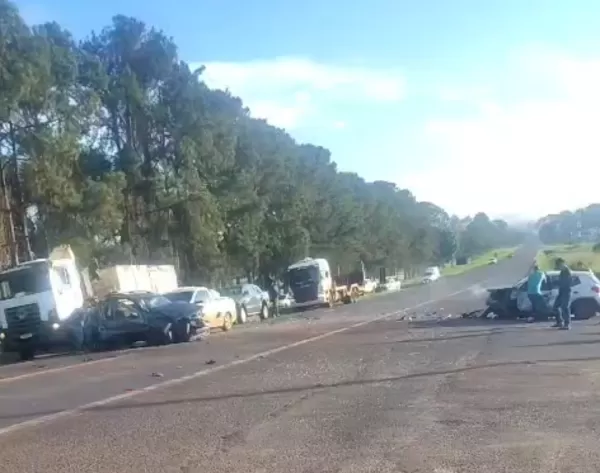 Engavetamento com oito veículos deixa um morto e vários feridos na SP-255 em Avaré