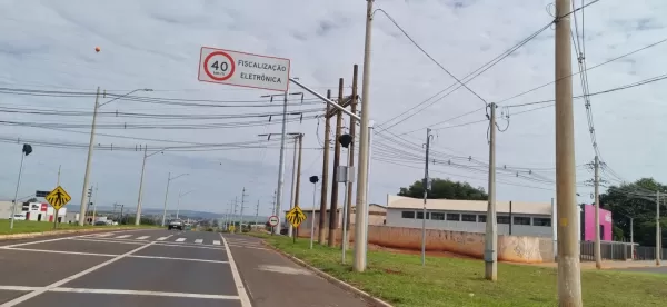 Radar fixo na Mello Peixoto em Ourinhos começa a multar nesta terça-feira, 30; próximo ao Ville de France, 40km/h 