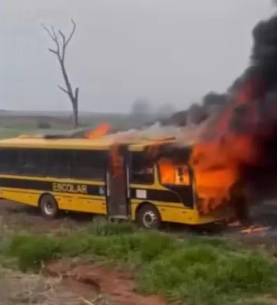 VÍDEO: Ônibus com estudante de Cambará pega fogo em Jacarezinho