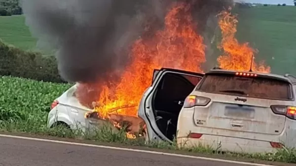 Batida entre carros provoca incêndio e deixa três feridos na SP-249, em Taquarituba