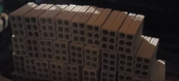 Dois jovens são presos após furtar cerca de 50 tijolos em Santa Cruz do Rio Pardo