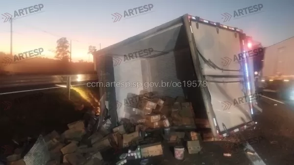 Caminhão tomba após motorista tentar evitar colisão na SP-225 em Bauru