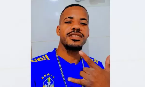 Jogador do futebol amador morre após bater moto contra árvore; vídeo