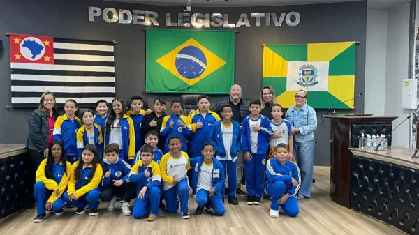 Alunos da EMEF Paulo Freire visitam Câmara Municipal de Ourinhos e vivenciam aprendizado sobre cidadania