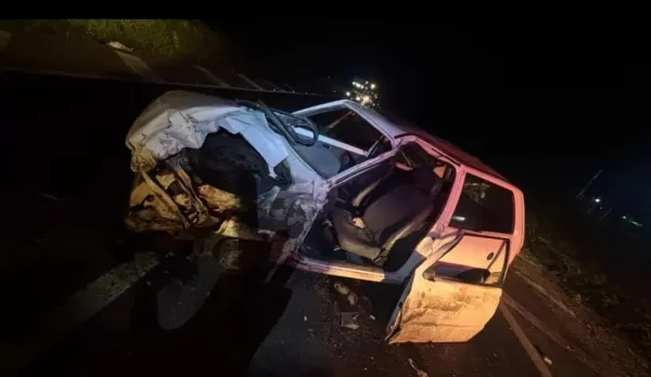 Colisão frontal entre carro e caminhão deixa homem ferido na BR-153 em Santo Antônio da Platina