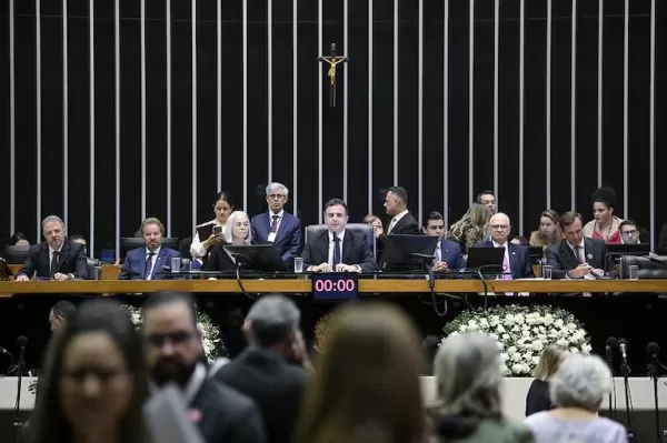 Congresso analisa nesta terça vetos da saidinha de presos, fake news e despacho de bagagens