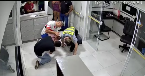 VÍDEO: Policiais militares rodoviários salvam bebê engasgada na Base Operacional de Marília
