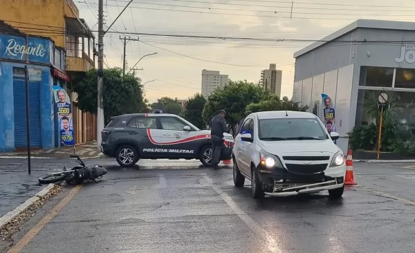 Motociclista fica ferido após colisão com carro no centro de Ourinhos