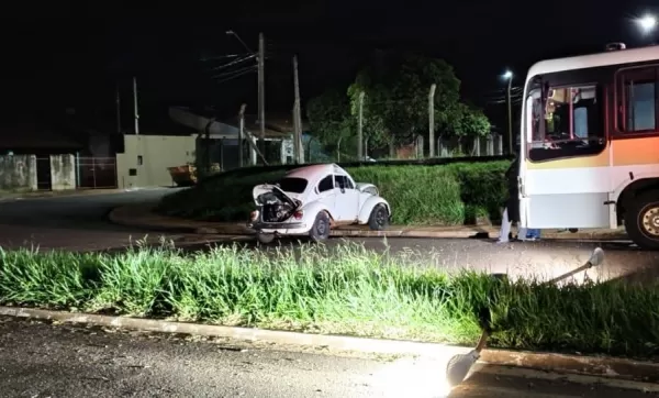 Homem sem habilitação bate Fusca contra poste, tenta fugir e é detido em Santa Cruz do Rio Pardo