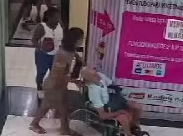 Imagens mostram idoso chegando em cadeira de rodas com a cabeça tombada para o lado