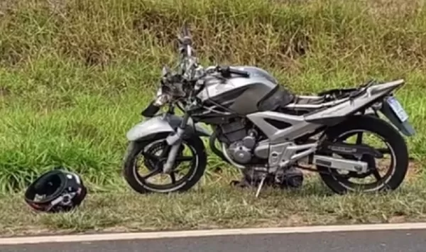 Homem morre ao perder controle da moto e bater contra barranco em estrada vicinal de Lins