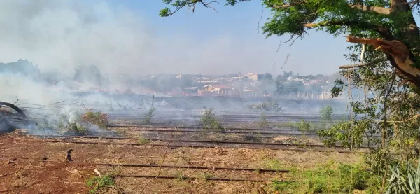 Bombeiros controlam incêndio em área da antiga estação Ferroviária em Ourinhos