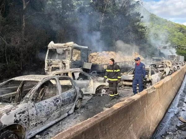 Explosão de carreta com etanol provoca incêndio em 27 veículos e interdita BR-101 em Palhoça (SC)