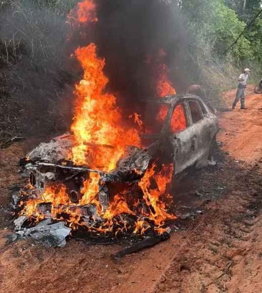 Corpo carbonizado é encontrado dentro de Porsche incendiado em estrada rural de Pompeia