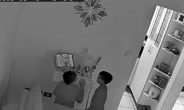 Após agressão por pedir som baixo, vídeo mostra filhos de vítima rezando durante confusão em Ourinhos