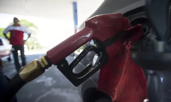 Governo inicia retirada gradual de subsídios aos combustíveis