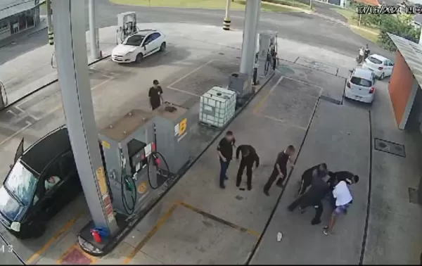 Tentativa de assalto com arma falsa em Botucatu termina com suspeito preso e agredido por funcionários