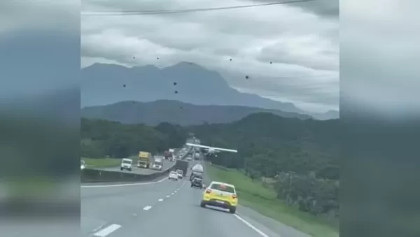 Avião monomotor faz pouso forçado na BR-101 em Garuva (SC); ninguém ficou ferido