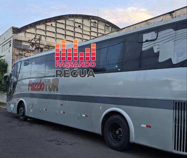 Ônibus de empresa envolvida em polêmica por cancelamento de viagem é encontrado estacionado em rua de Ourinhos