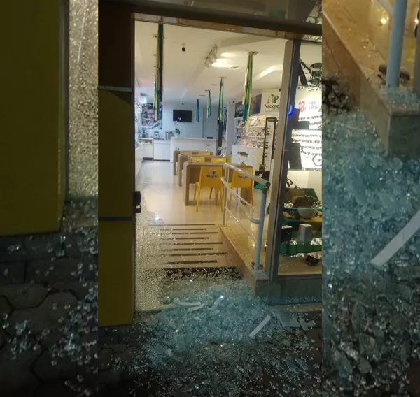 Ótica é furtada no centro de Santa Cruz do Rio Pardo; criminoso estoura vidro de blindex e leva itens