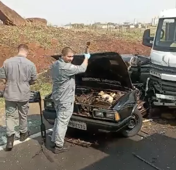 Colisão entre caminhão e carro causa transtornos na Rodovia Raposo Tavares em Ourinhos