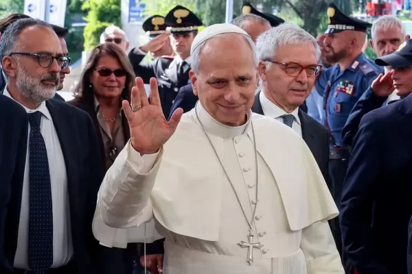 Papa Leão XIV volta a caminhar e se alimentar após cirurgia para retirada de tumor no pulmão, informa Vaticano
