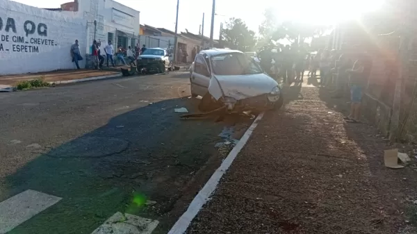 Carro é furtado e bandidos causam acidente com três veículos e moto em Ourinhos