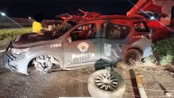 Viatura da Polícia Militar capota na SP-294 em Marília; quatro ocupantes saem ilesos