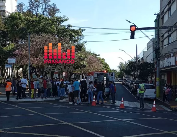 Motociclista fica ferida após se enroscar em cabo baixo no Centro de Ourinhos