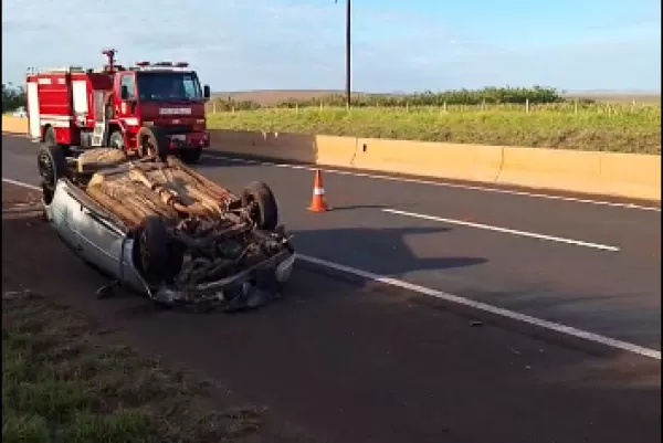 Veículo capota na Rodovia Raposo Tavares próximo a Canitar