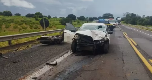 Casal morre após colisão frontal entre moto e carro na BR-153 em Marília