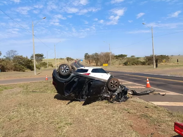 Colisão transversal na BR-153 deixa dois feridos