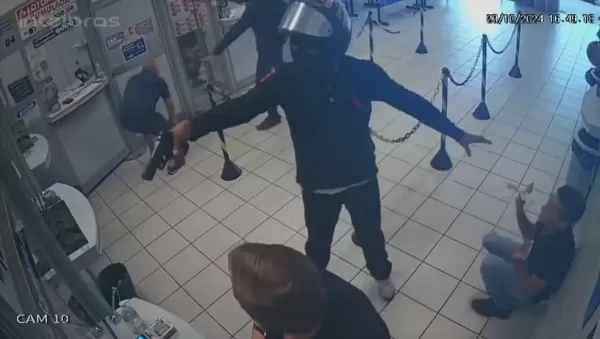 Dupla assalta lotérica na região e obriga clientes a deitaram no chão; vídeo