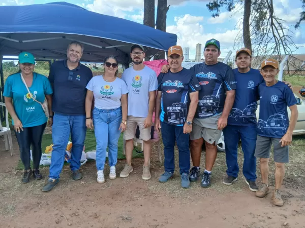 Solidariedade marca encontro de caminhões antigos em apoio à APAE em Ourinhos