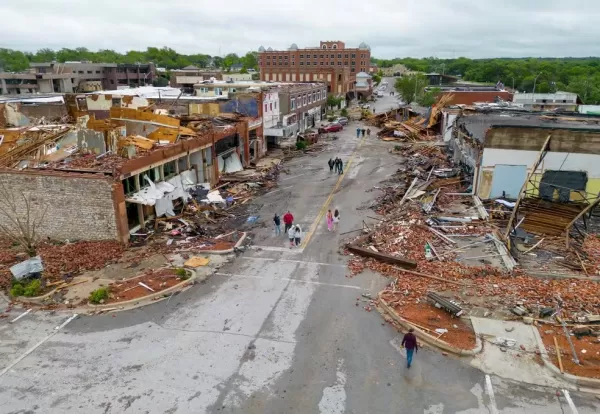 Tornados nos EUA deixam quatro mortos e mais de cem feridos