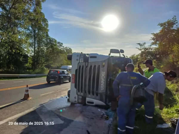 Carreta tomba na Rodovia Raposo Tavares em Piraju; motorista sofre apenas escoriações