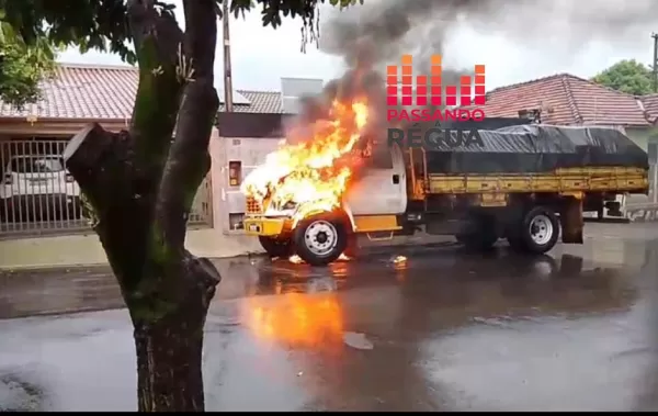 Caminhão pega fogo e cabine fica destruída em Ourinhos neste domingo