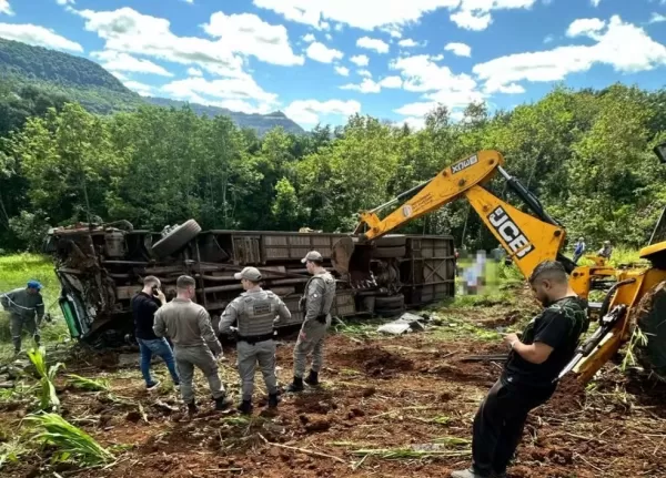 Ônibus com estudantes da UFSM tomba em ribanceira e deixa 7 mortos e 22 feridos