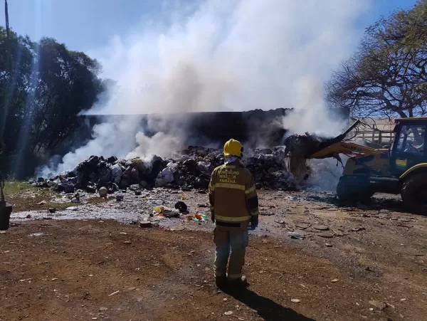 Incêndio destrói barracão de reciclagem em Bandeirantes e mobiliza diversas equipes de combate ao fogo