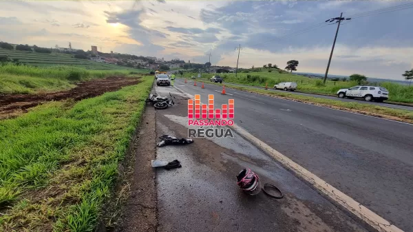 Motociclista fica gravemente ferida após queda em óleo na pista e moto é arrastada por caminhão na Raposo Tavares, em Ourinhos