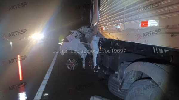 Colisão entre três veículos deixa uma vítima fatal e um ferido na SP-293 em Cabrália Paulista