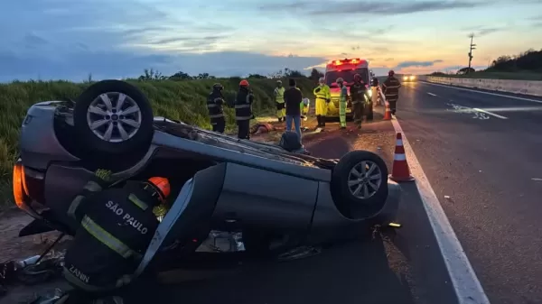 Motorista morre após carro bater em barranco e capotar em Vera Cruz