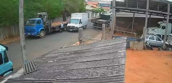 Vídeo: Idoso de 76 anos é atropelado por caminhão em Piraju; motorista fugiu sem prestar socorro 