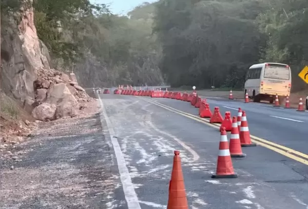 Deslizamento de pedras na BR-153 em Marília deverá ser avaliado por geólogos; tráfego flui pelo acostamento no trecho