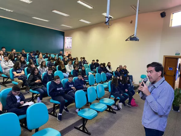 Mister Wiz participa da Feira de Profissões do Colégio Bagozzi com a palestra “Inteligência Emocional - A Chave para uma Carreira de Sucesso”