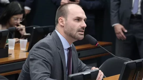 Eduardo Bolsonaro pressiona presidente da Câmara por autorização para exercer mandato dos EUA