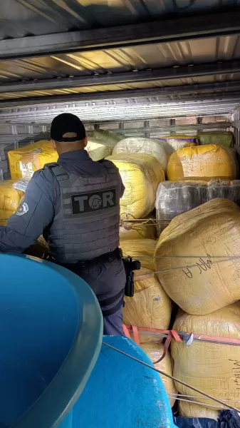 Policiamento Rodoviário apreende carga de R$ 2 milhões em mercadorias irregulares na SP-327 em Santa Cruz do Rio Pardo