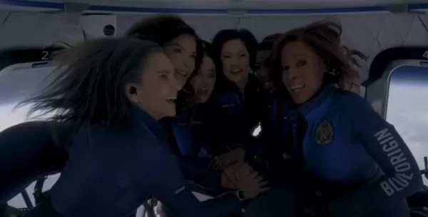 Blue Origin realiza 1º voo espacial com tripulação 100% feminina; Katy Perry canta no espaço e mostra flor e borboleta